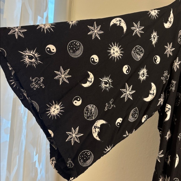 Women’s opened shoulder Hot Topic Black Kimono with Celestial Patterns sz S - Picture 4 of 7